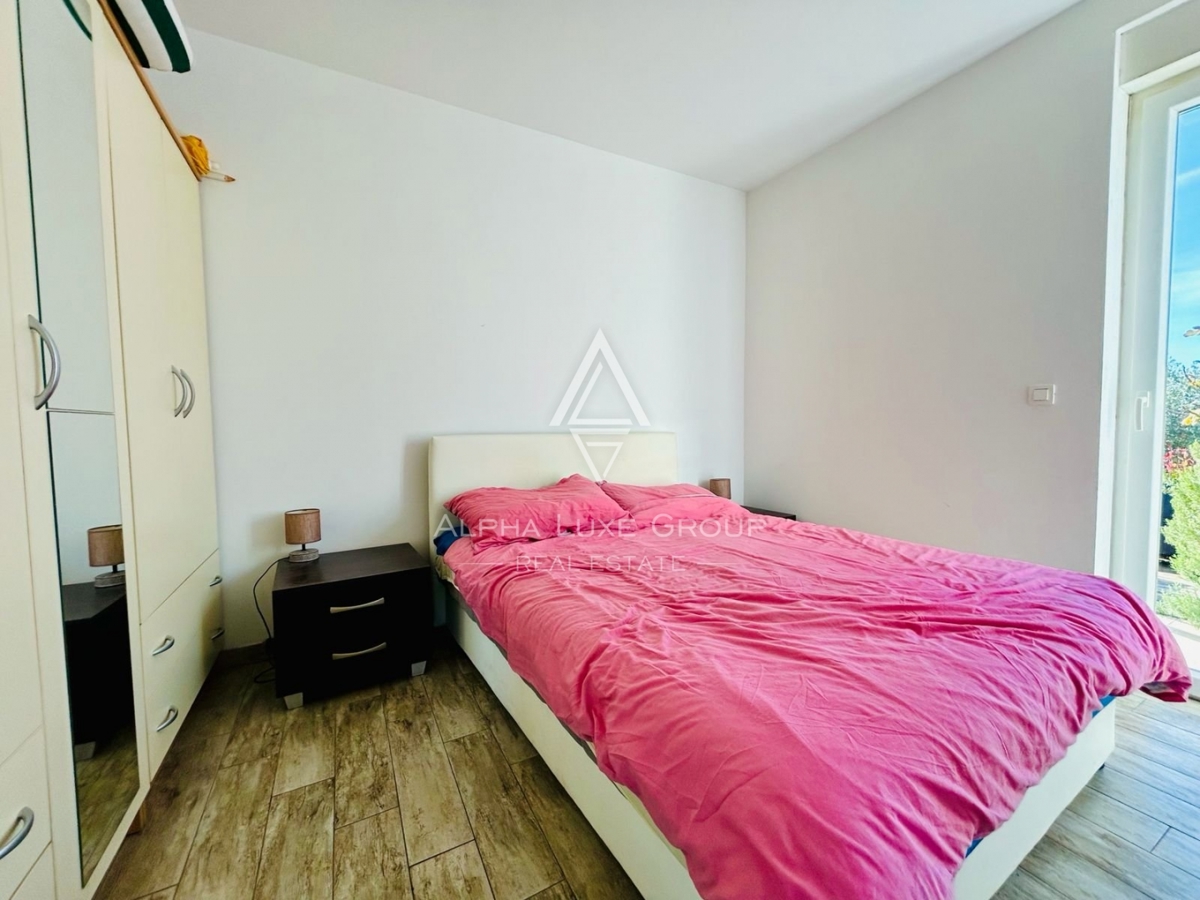 Istria, Novigrad, Appartamento al piano terra con grande giardino privato