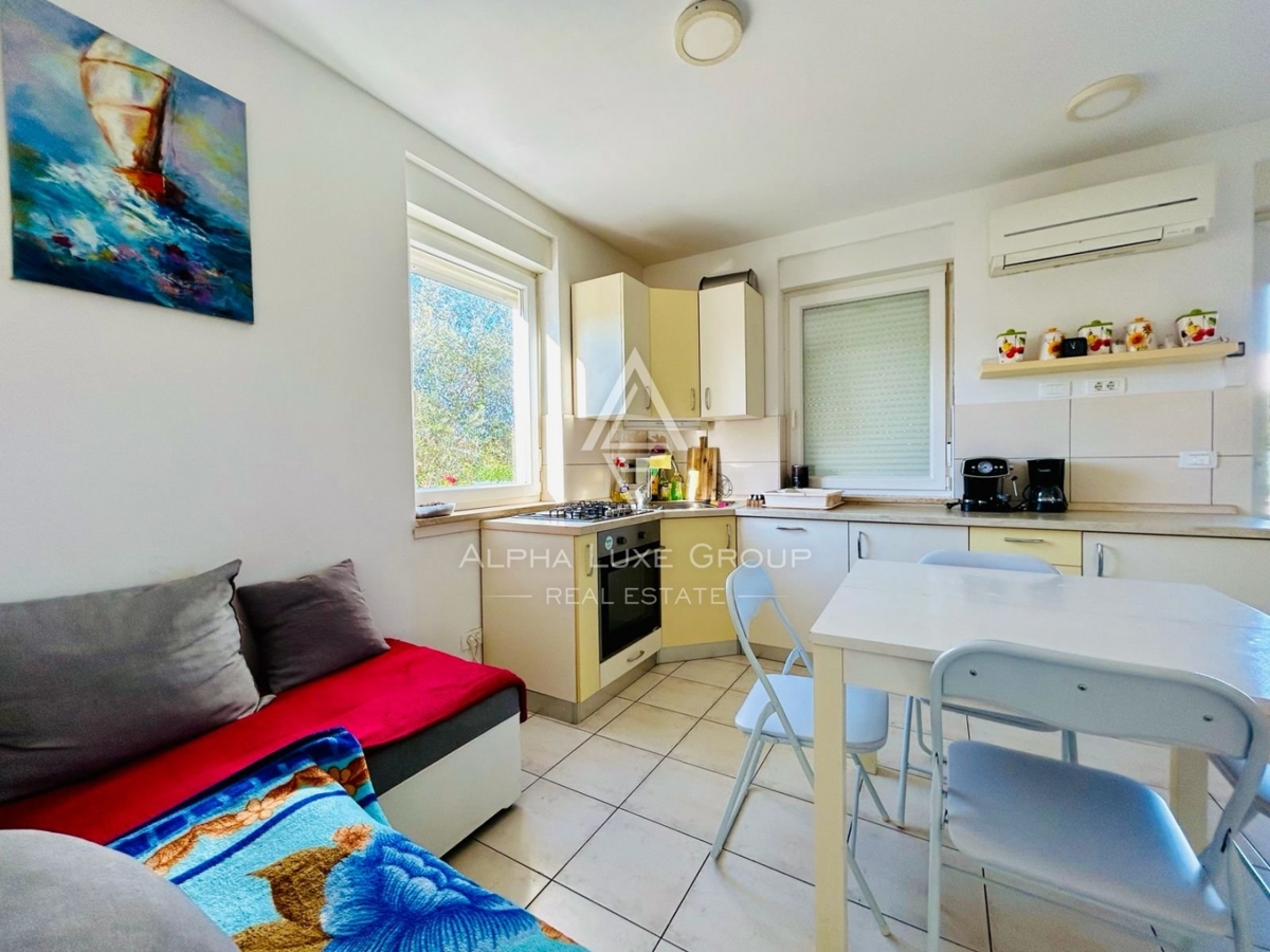 Istria, Novigrad, Appartamento al piano terra con grande giardino privato