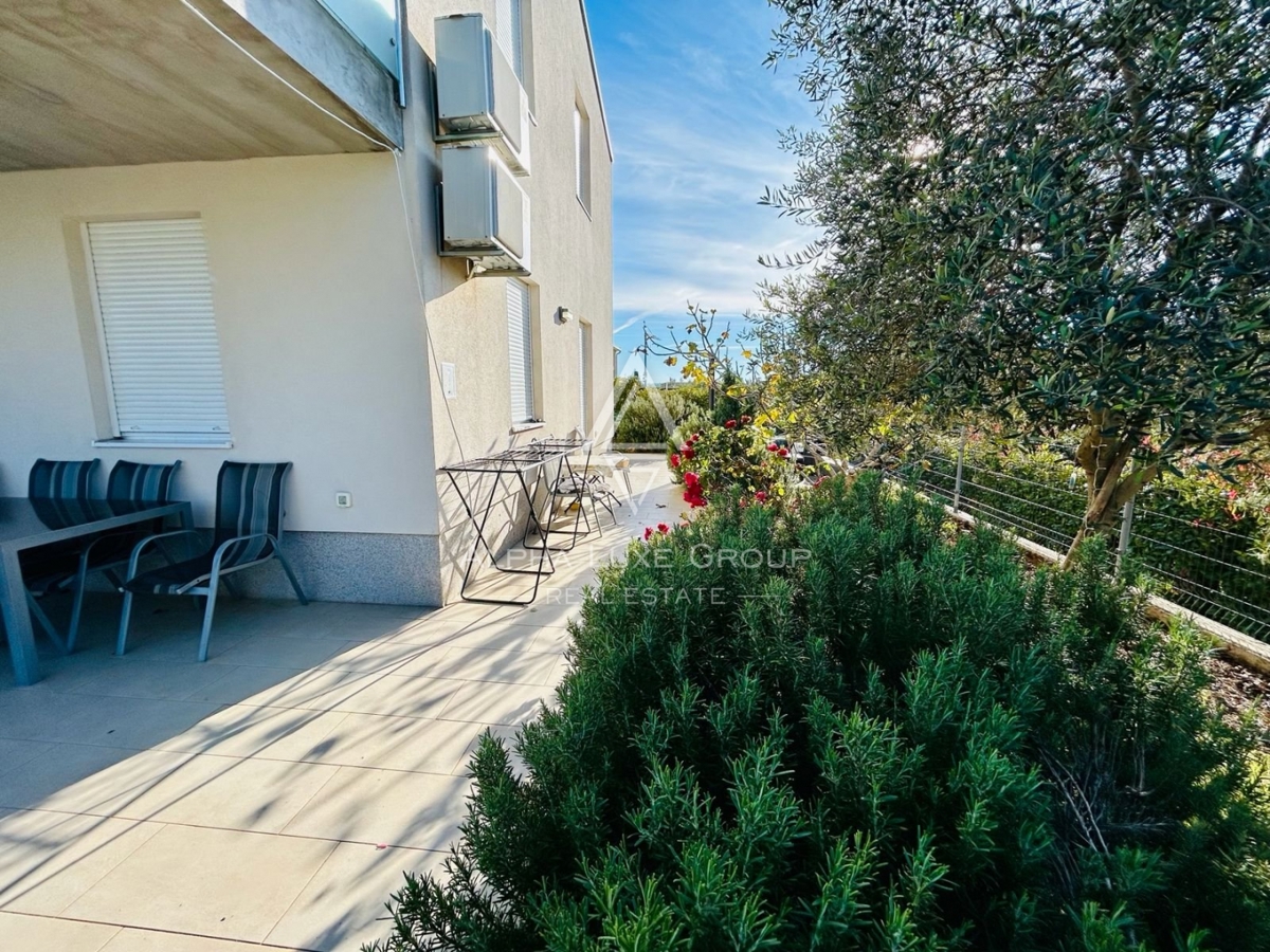 Istria, Novigrad, Appartamento al piano terra con grande giardino privato