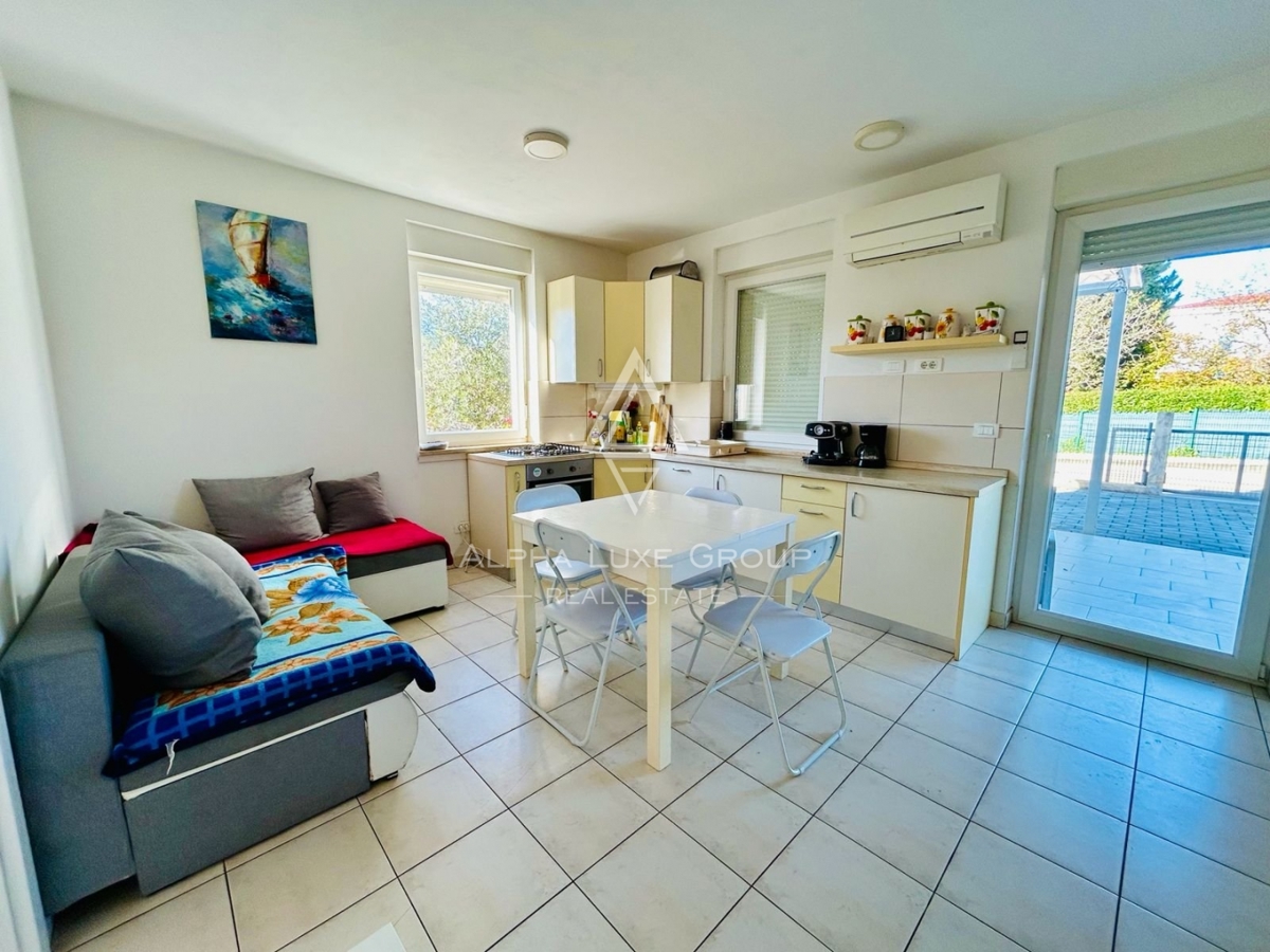 Istria, Novigrad, Appartamento al piano terra con grande giardino privato