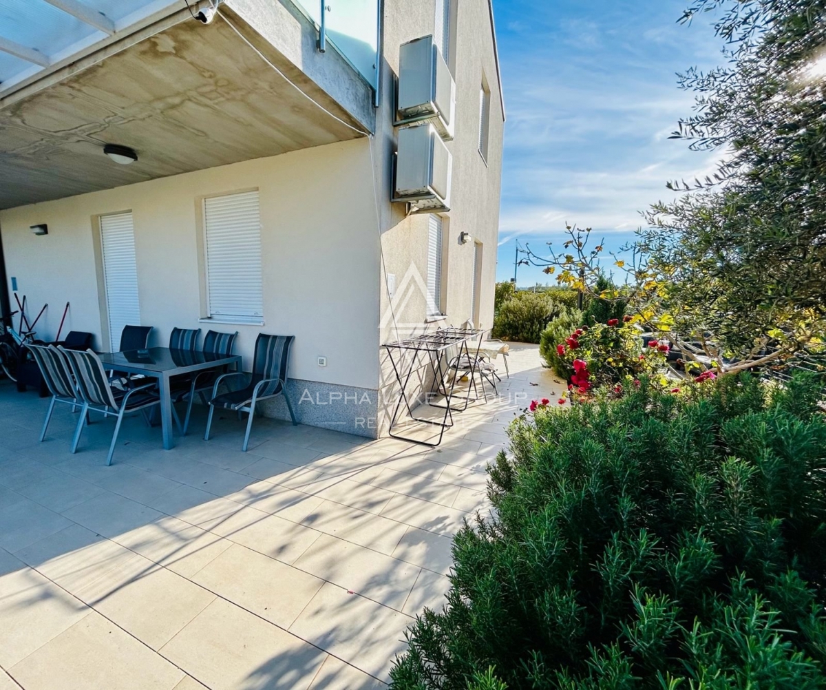 Istria, Novigrad, Appartamento al piano terra con grande giardino privato