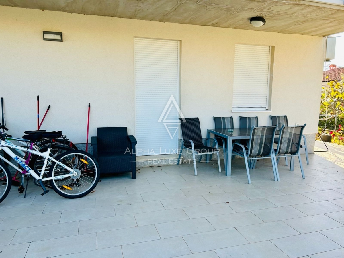 Istria, Novigrad, Appartamento al piano terra con grande giardino privato