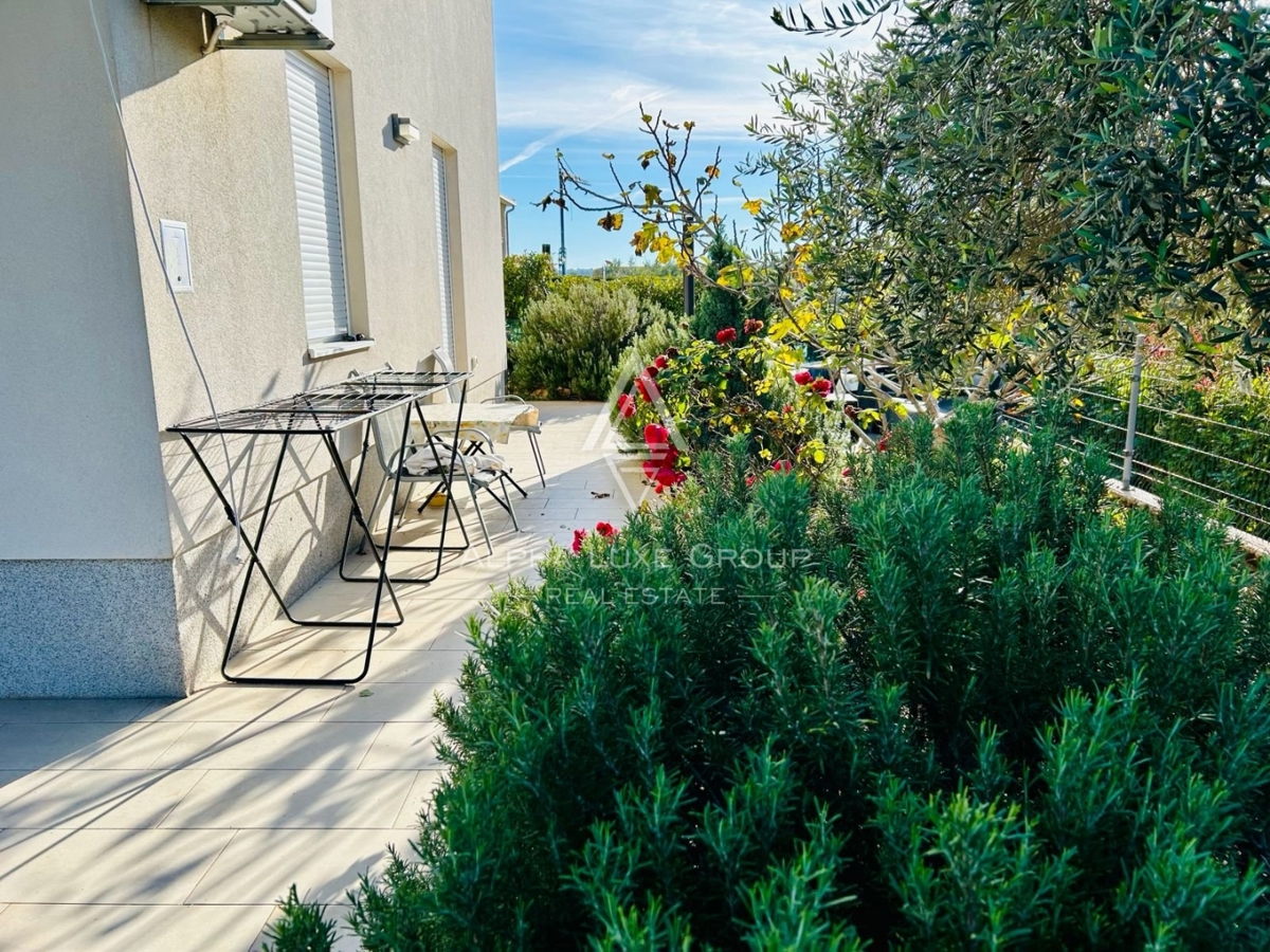 Istria, Novigrad, Appartamento al piano terra con grande giardino privato