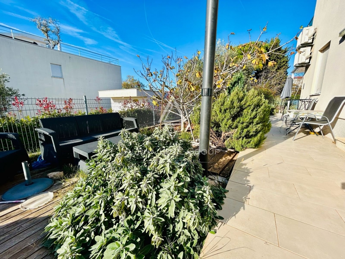 Istria, Novigrad, Appartamento al piano terra con grande giardino privato