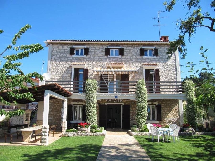 Casa in pietra d'Istria con un bellissimo giardino, situata in prima fila sul mare, Umago, ISTRIA.