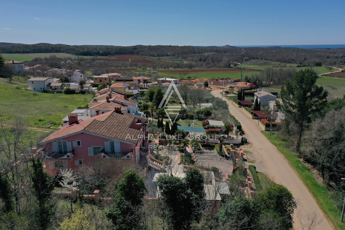 ALPHA LUXE GROUP, Spaziosa villa in vendita vicino a Parenzo, vista panoramica sul mare.