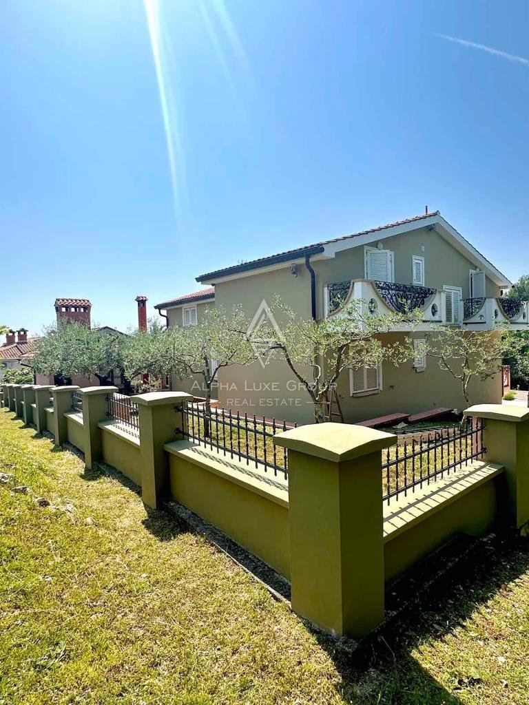 ALPHA LUXE GROUP, Spaziosa villa in vendita vicino a Parenzo, vista panoramica sul mare.