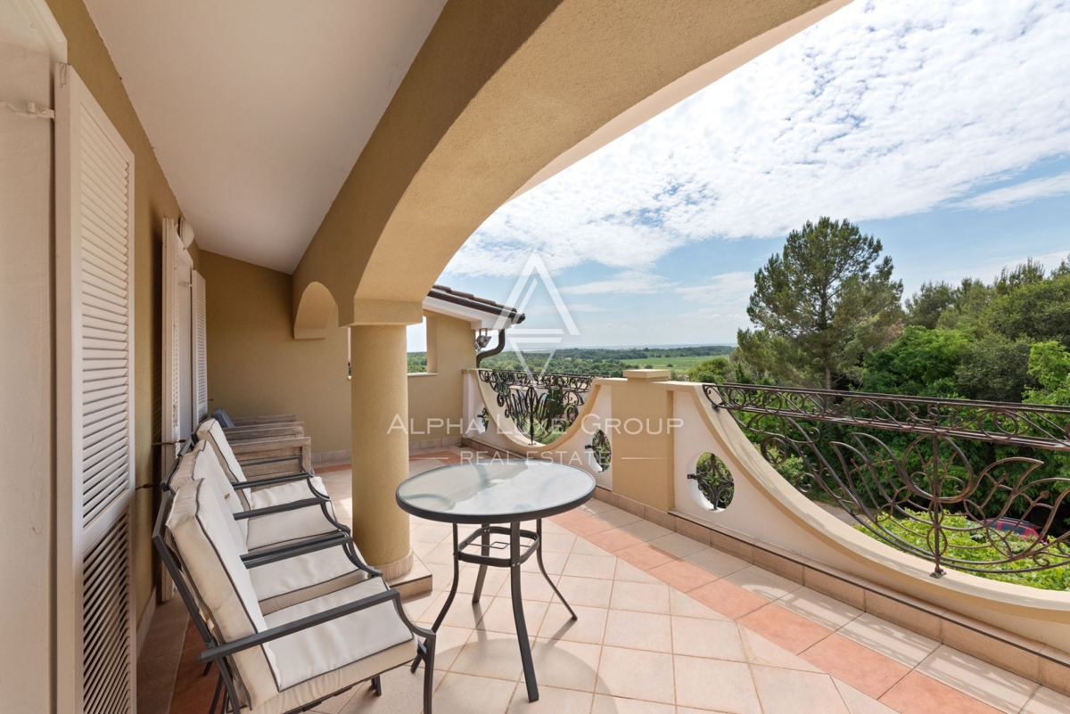 ALPHA LUXE GROUP, Spaziosa villa in vendita vicino a Parenzo, vista panoramica sul mare.