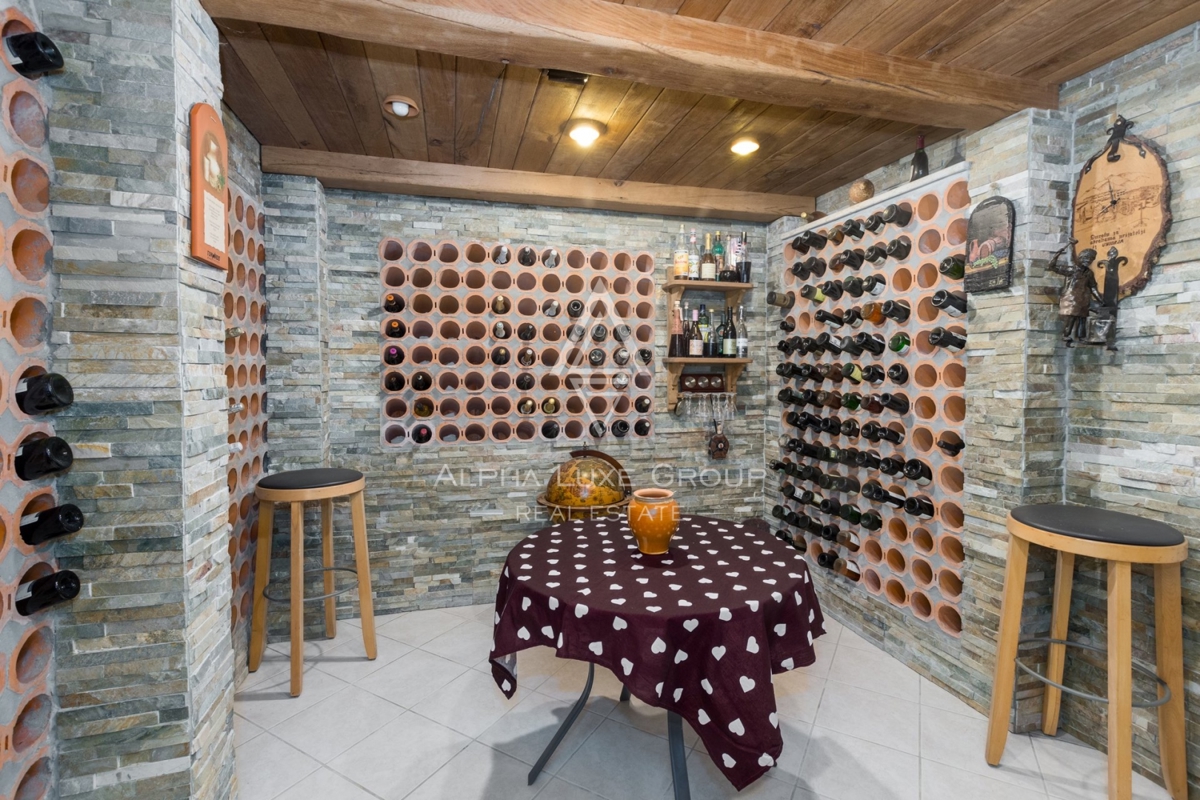 ALPHA LUXE GROUP, Spaziosa villa in vendita vicino a Parenzo, vista panoramica sul mare.