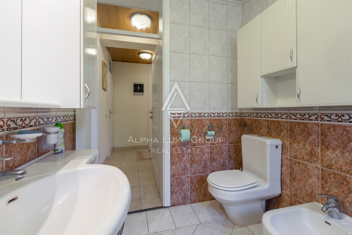 ALPHA LUXE GROUP, Spaziosa villa in vendita vicino a Parenzo, vista panoramica sul mare.