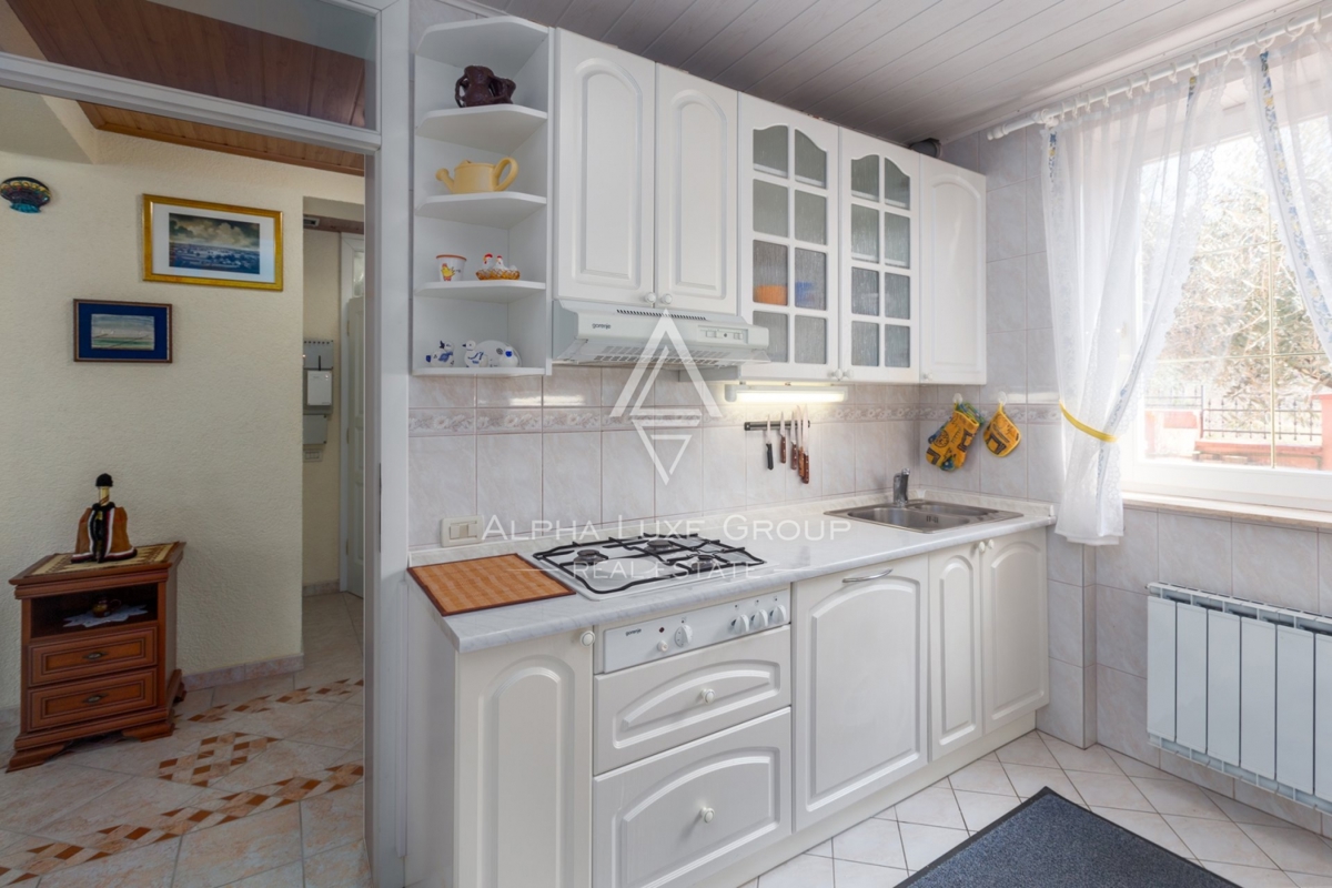 ALPHA LUXE GROUP, Spaziosa villa in vendita vicino a Parenzo, vista panoramica sul mare.