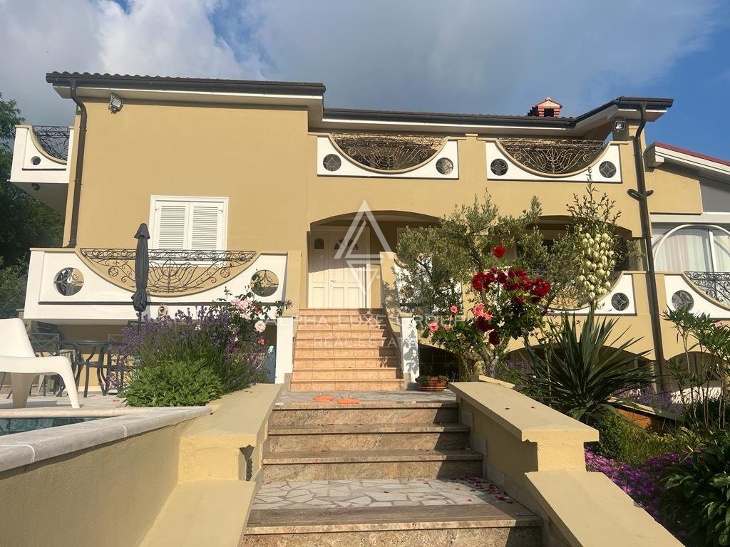 ALPHA LUXE GROUP, Spaziosa villa in vendita vicino a Parenzo, vista panoramica sul mare.