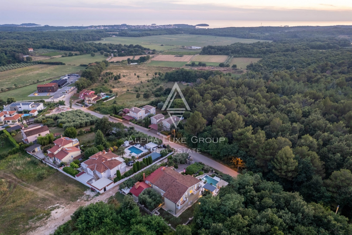 ALPHA LUXE GROUP, Spaziosa villa in vendita vicino a Parenzo, vista panoramica sul mare.