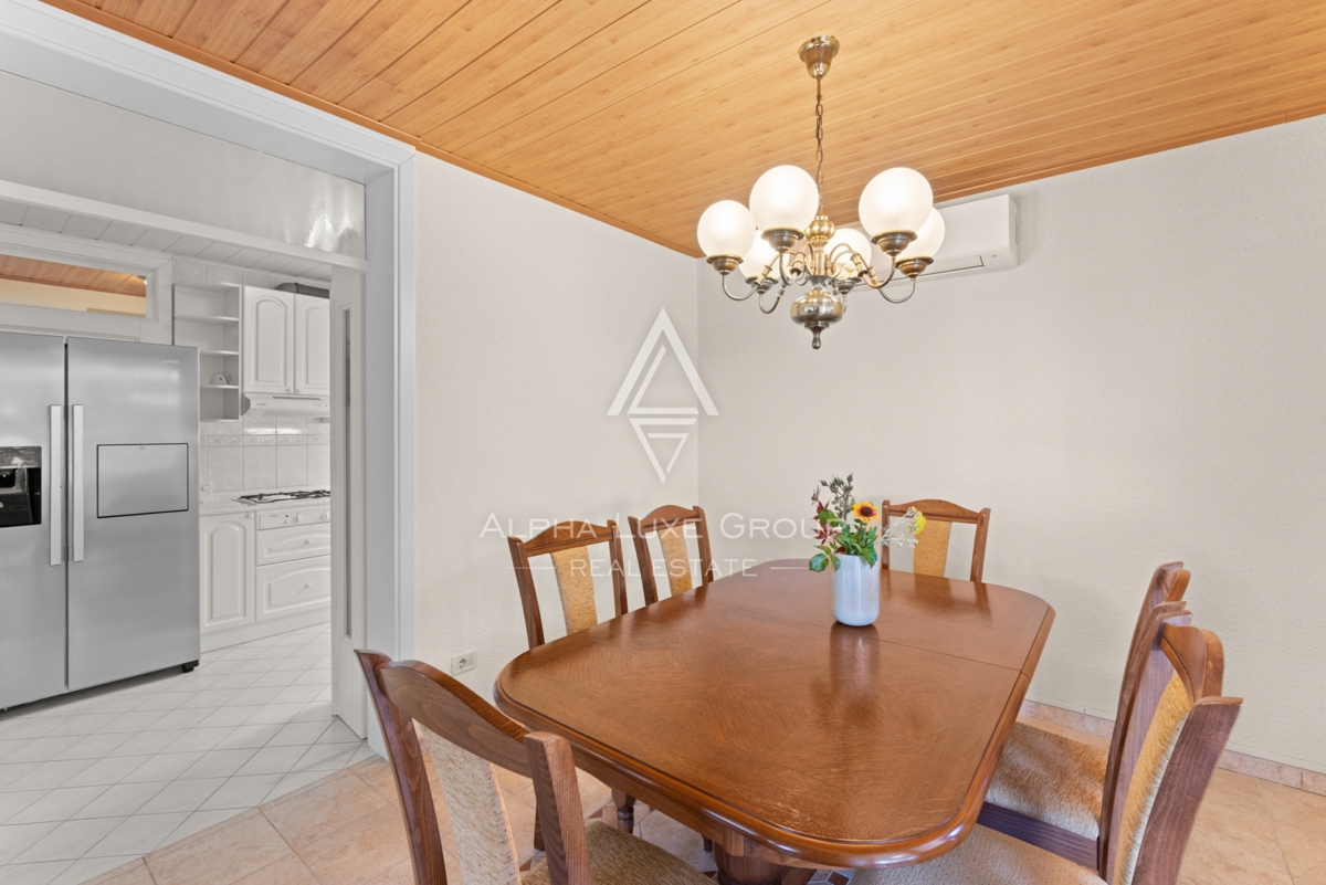 ALPHA LUXE GROUP, Spaziosa villa in vendita vicino a Parenzo, vista panoramica sul mare.