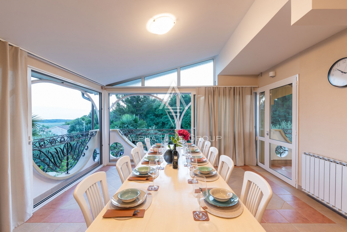 ALPHA LUXE GROUP, Spaziosa villa in vendita vicino a Parenzo, vista panoramica sul mare.