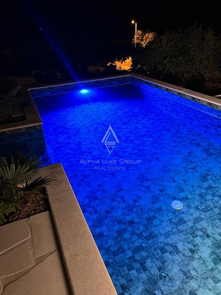 ALPHA LUXE GROUP, Spaziosa villa in vendita vicino a Parenzo, vista panoramica sul mare.