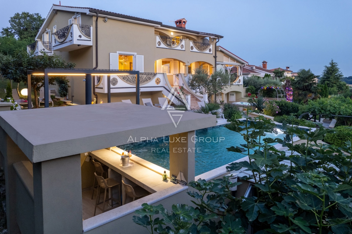 ALPHA LUXE GROUP, Spaziosa villa in vendita vicino a Parenzo, vista panoramica sul mare.