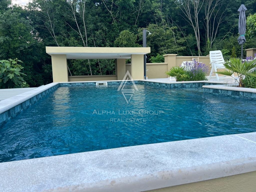 ALPHA LUXE GROUP, Spaziosa villa in vendita vicino a Parenzo, vista panoramica sul mare.