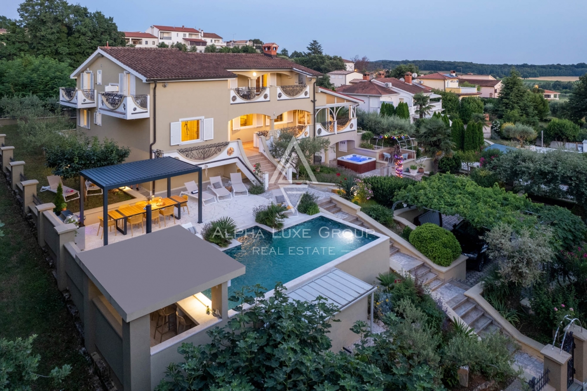 ALPHA LUXE GROUP, Spaziosa villa in vendita vicino a Parenzo, vista panoramica sul mare.