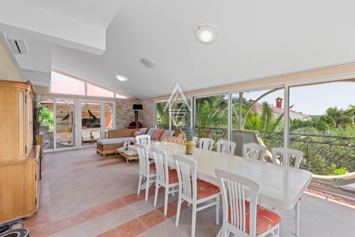 ALPHA LUXE GROUP, Spaziosa villa in vendita vicino a Parenzo, vista panoramica sul mare.