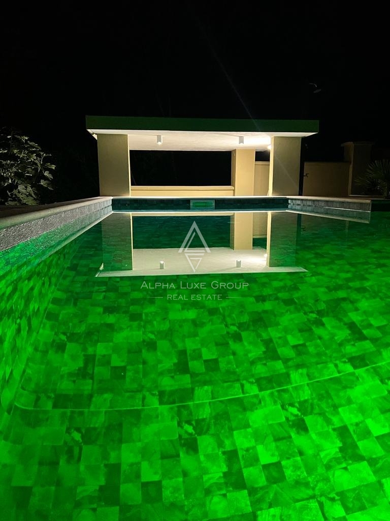 ALPHA LUXE GROUP, Spaziosa villa in vendita vicino a Parenzo, vista panoramica sul mare.