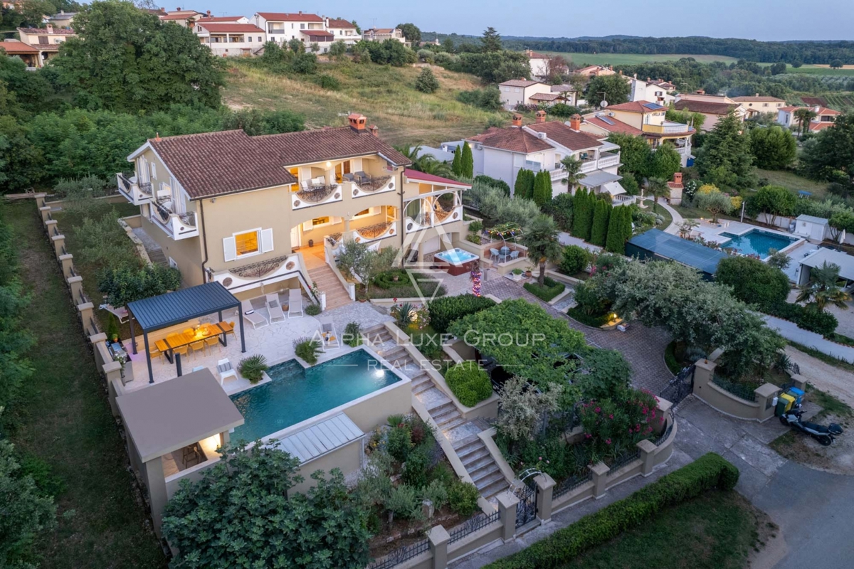 ALPHA LUXE GROUP, Spaziosa villa in vendita vicino a Parenzo, vista panoramica sul mare.