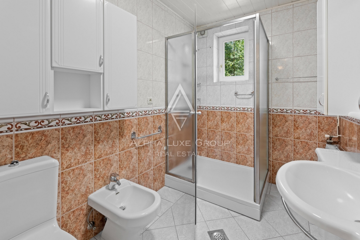 ALPHA LUXE GROUP, Spaziosa villa in vendita vicino a Parenzo, vista panoramica sul mare.