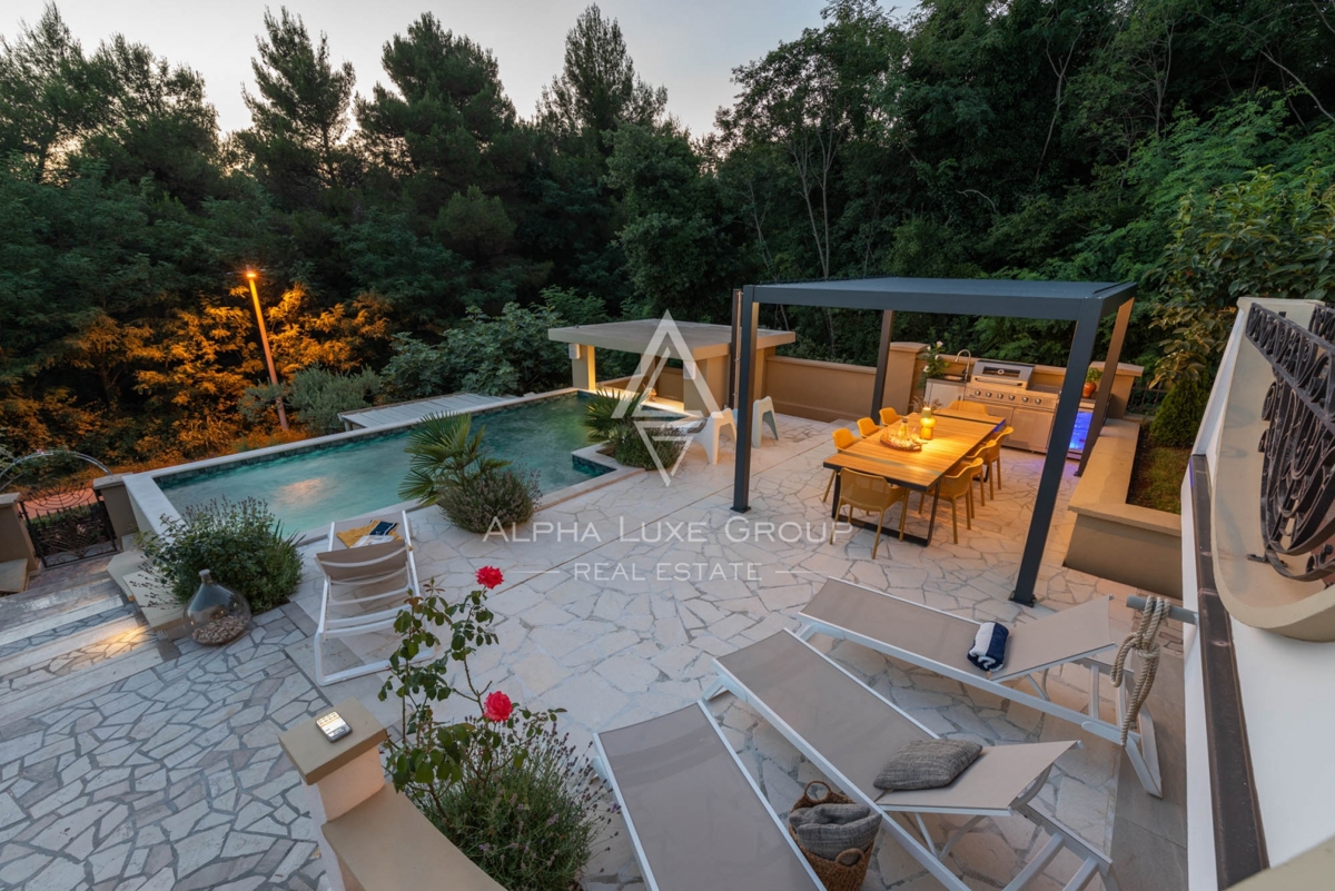 ALPHA LUXE GROUP, Spaziosa villa in vendita vicino a Parenzo, vista panoramica sul mare.