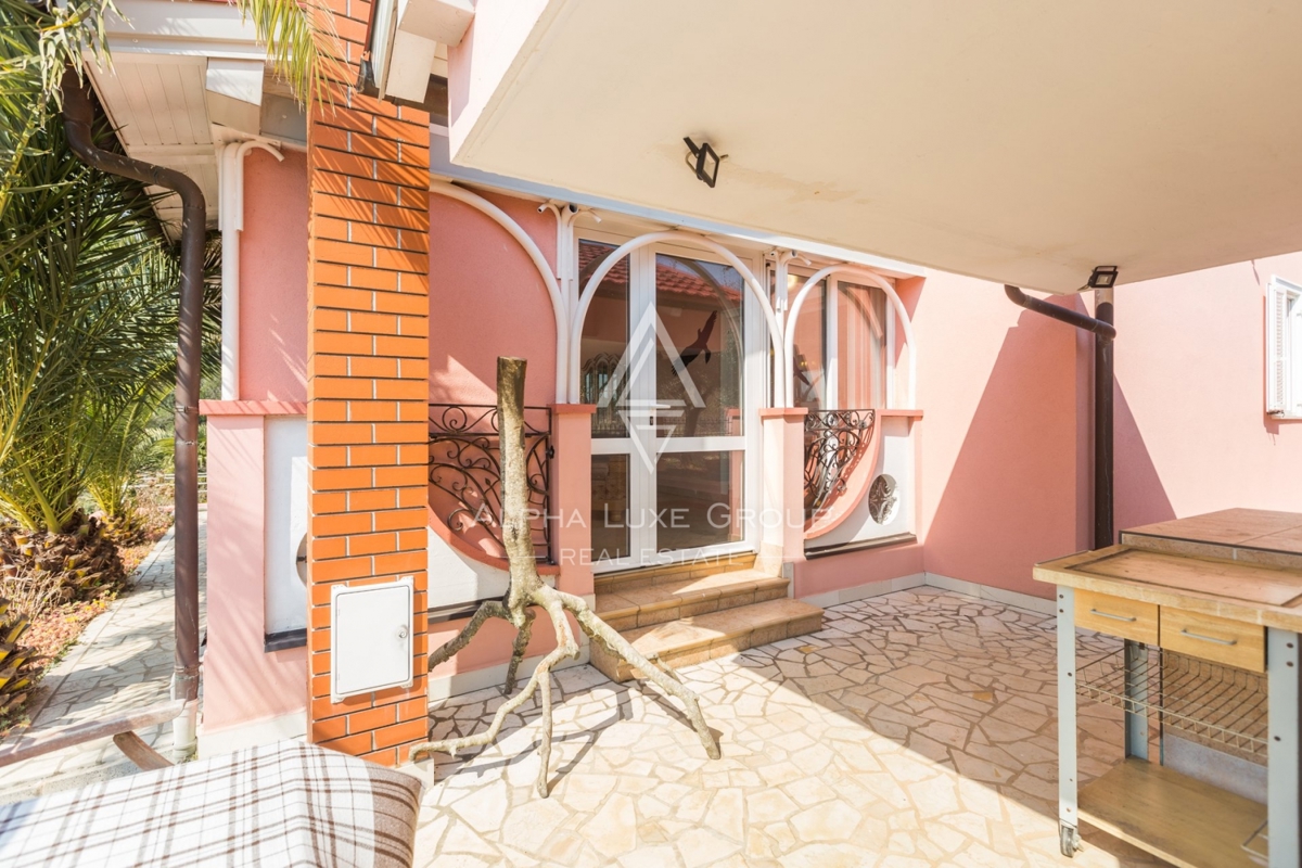 ALPHA LUXE GROUP, Spaziosa villa in vendita vicino a Parenzo, vista panoramica sul mare.