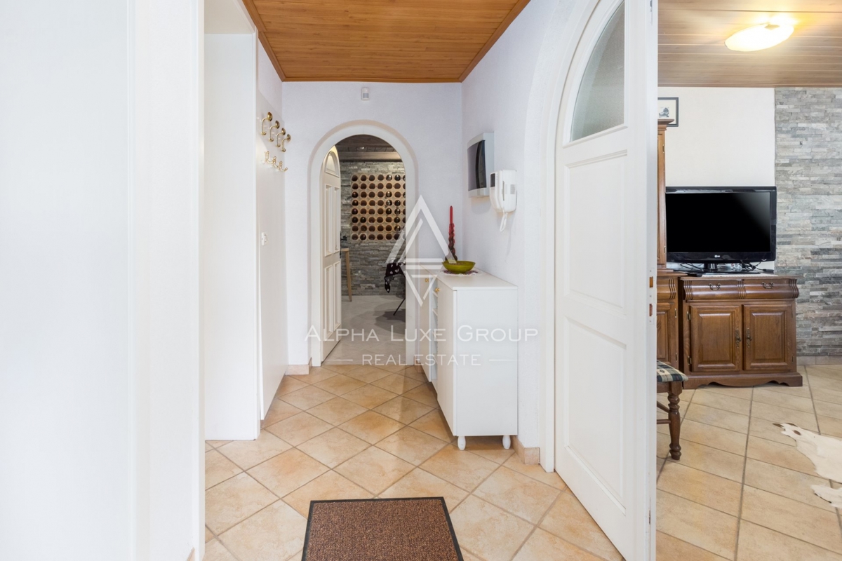 ALPHA LUXE GROUP, Spaziosa villa in vendita vicino a Parenzo, vista panoramica sul mare.