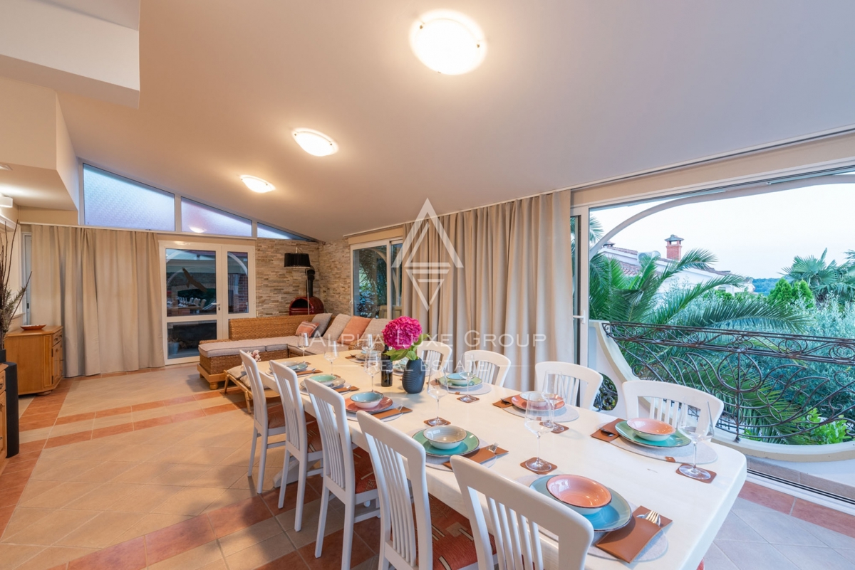 ALPHA LUXE GROUP, Spaziosa villa in vendita vicino a Parenzo, vista panoramica sul mare.