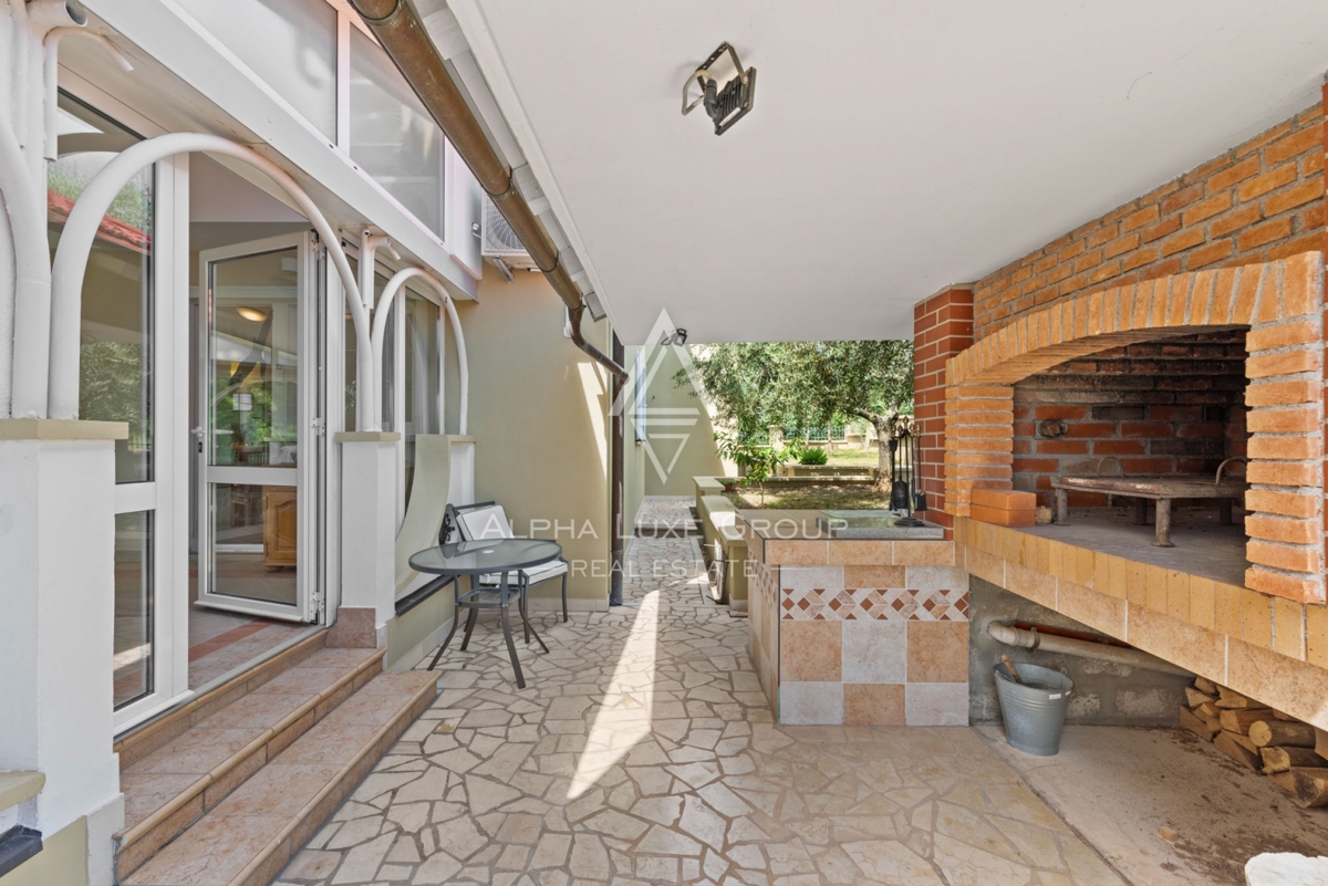 ALPHA LUXE GROUP, Spaziosa villa in vendita vicino a Parenzo, vista panoramica sul mare.