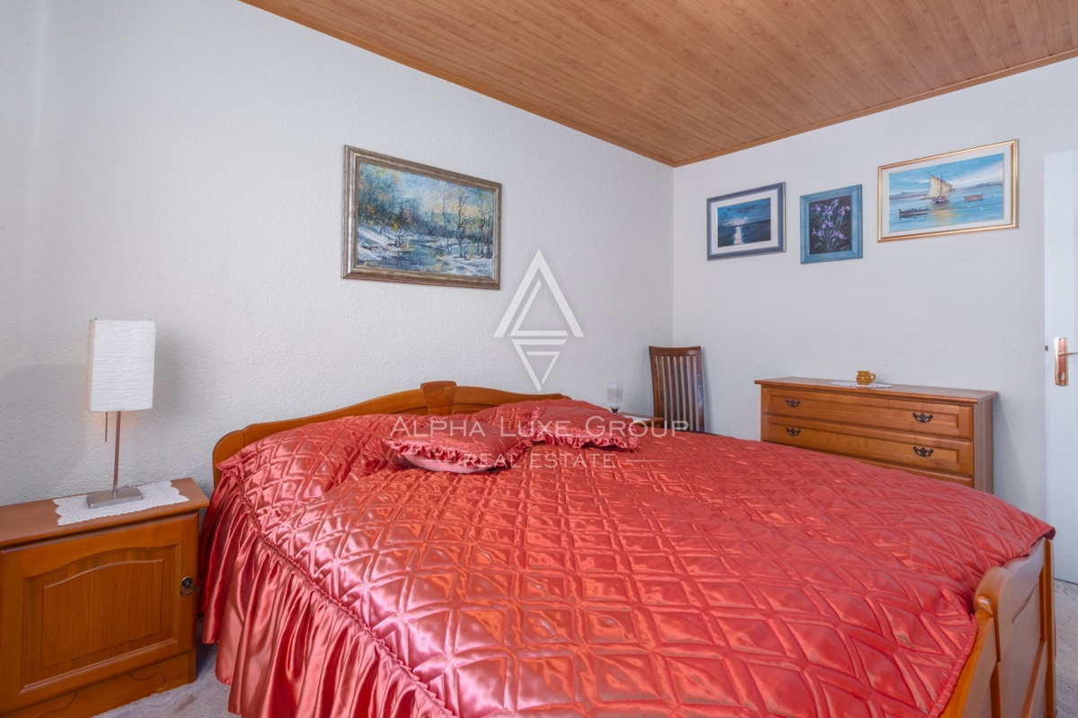 ALPHA LUXE GROUP, Spaziosa villa in vendita vicino a Parenzo, vista panoramica sul mare.