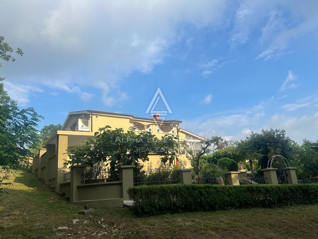 ALPHA LUXE GROUP, Spaziosa villa in vendita vicino a Parenzo, vista panoramica sul mare.