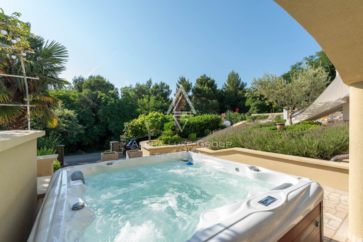 ALPHA LUXE GROUP, Spaziosa villa in vendita vicino a Parenzo, vista panoramica sul mare.