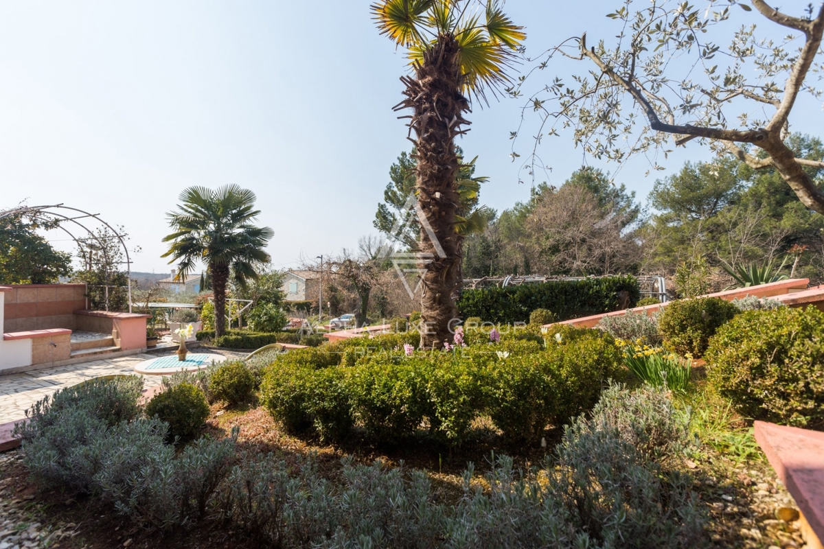 ALPHA LUXE GROUP, Spaziosa villa in vendita vicino a Parenzo, vista panoramica sul mare.