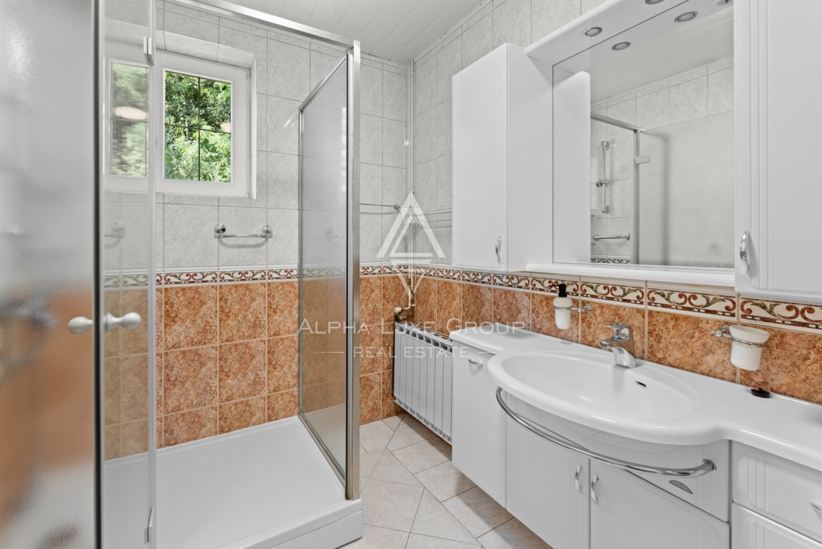 ALPHA LUXE GROUP, Spaziosa villa in vendita vicino a Parenzo, vista panoramica sul mare.