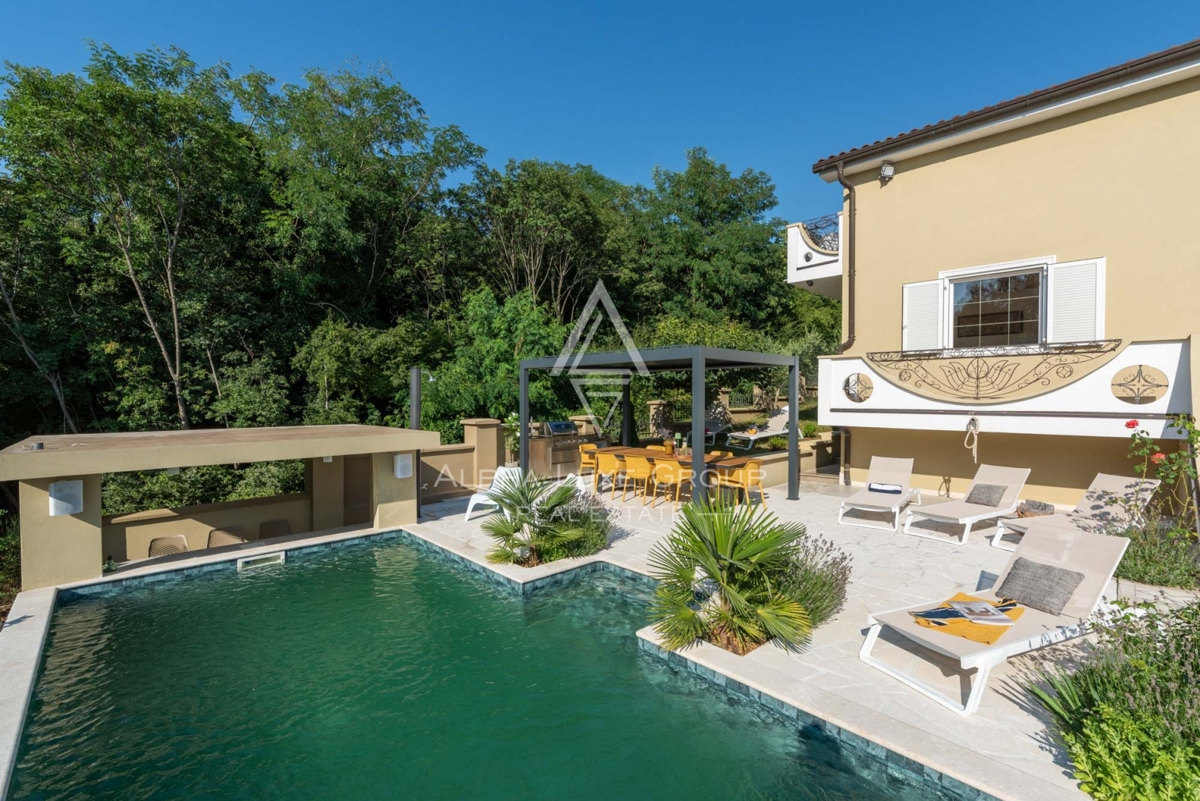 ALPHA LUXE GROUP, Spaziosa villa in vendita vicino a Parenzo, vista panoramica sul mare.