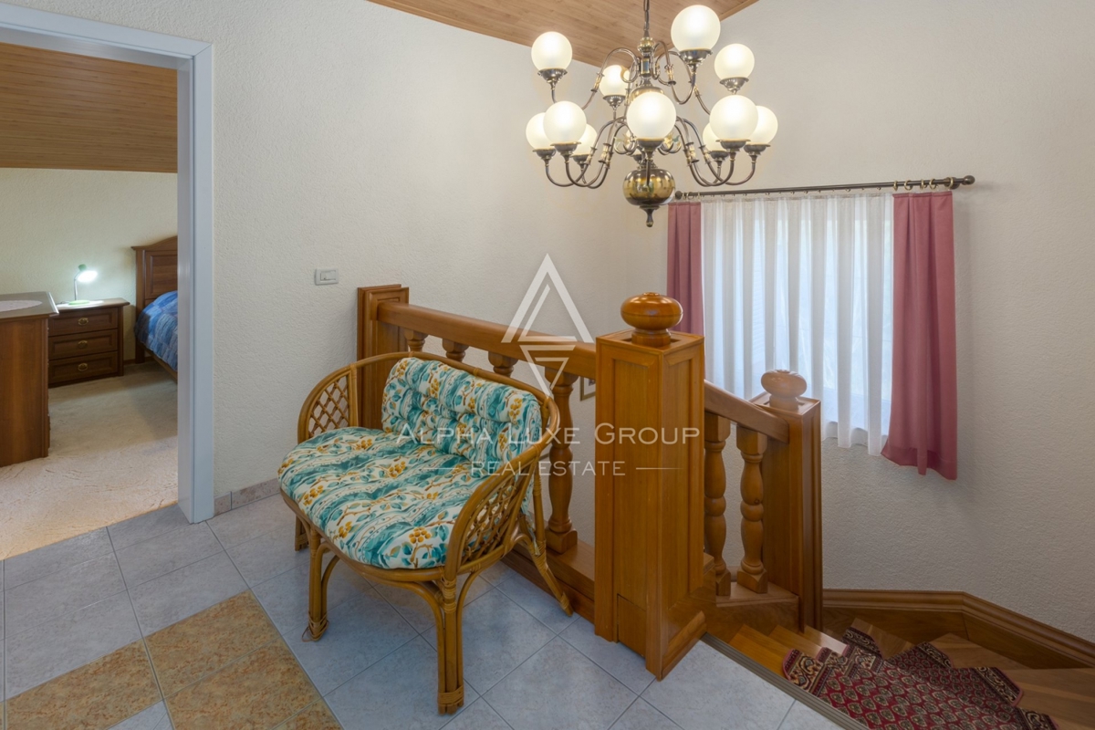 ALPHA LUXE GROUP, Spaziosa villa in vendita vicino a Parenzo, vista panoramica sul mare.