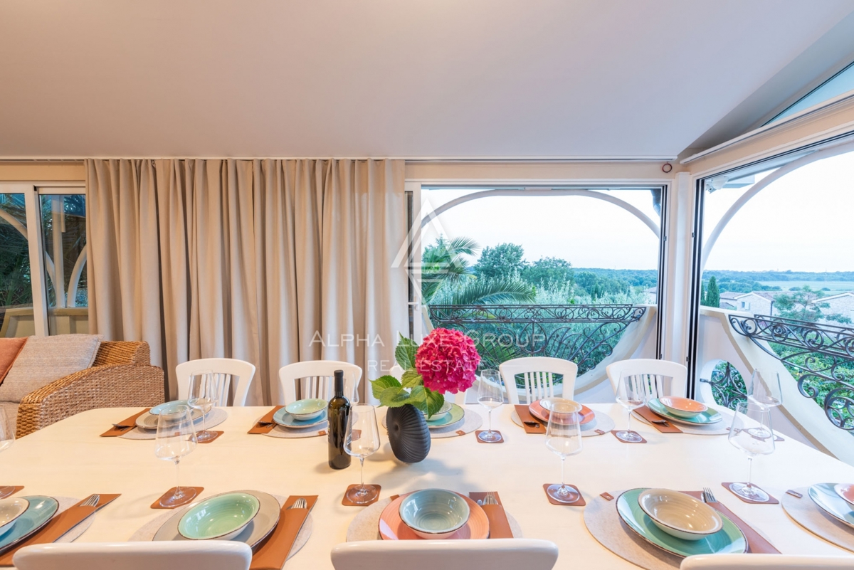 ALPHA LUXE GROUP, Spaziosa villa in vendita vicino a Parenzo, vista panoramica sul mare.