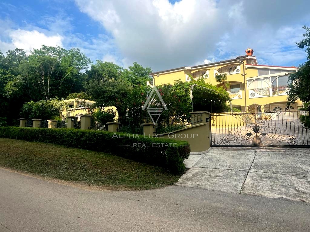 ALPHA LUXE GROUP, Spaziosa villa in vendita vicino a Parenzo, vista panoramica sul mare.
