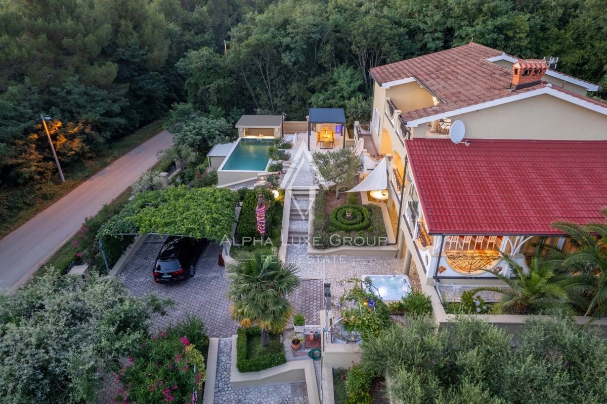 ALPHA LUXE GROUP, Spaziosa villa in vendita vicino a Parenzo, vista panoramica sul mare.