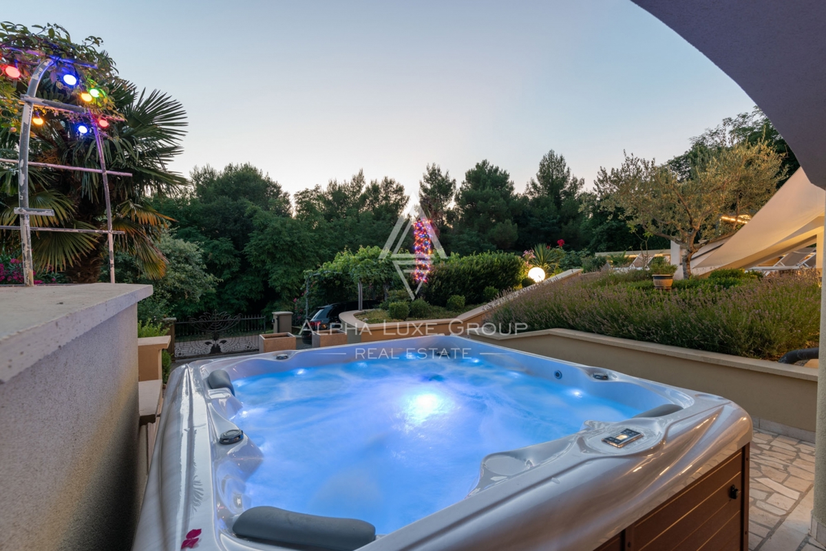 ALPHA LUXE GROUP, Spaziosa villa in vendita vicino a Parenzo, vista panoramica sul mare.