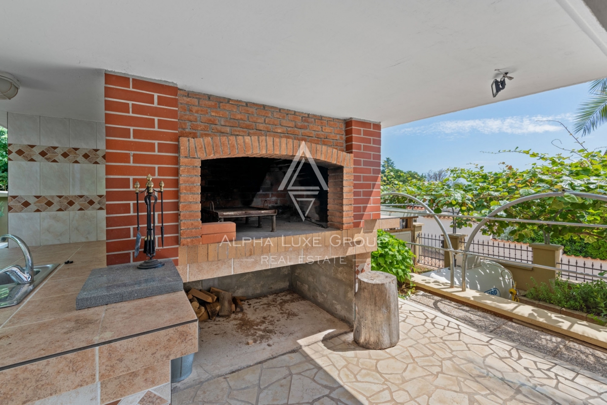 ALPHA LUXE GROUP, Spaziosa villa in vendita vicino a Parenzo, vista panoramica sul mare.