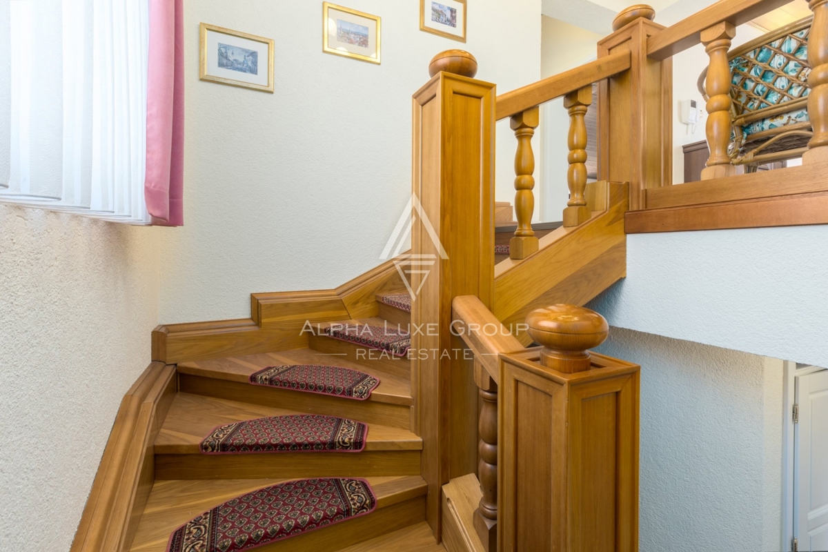 ALPHA LUXE GROUP, Spaziosa villa in vendita vicino a Parenzo, vista panoramica sul mare.