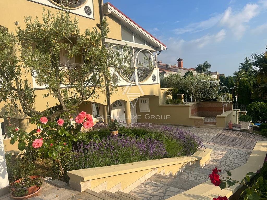 ALPHA LUXE GROUP, Spaziosa villa in vendita vicino a Parenzo, vista panoramica sul mare.