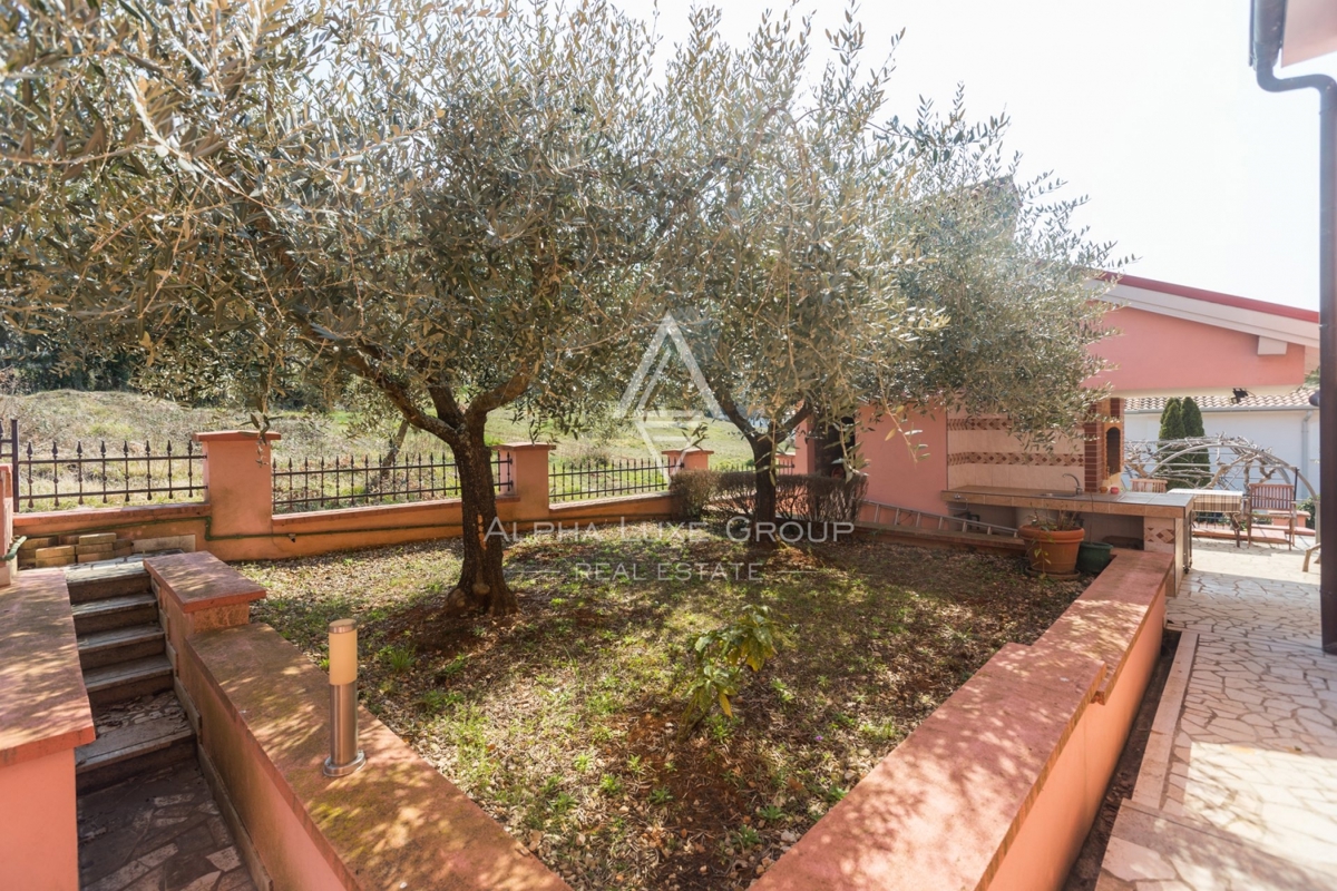 ALPHA LUXE GROUP, Spaziosa villa in vendita vicino a Parenzo, vista panoramica sul mare.