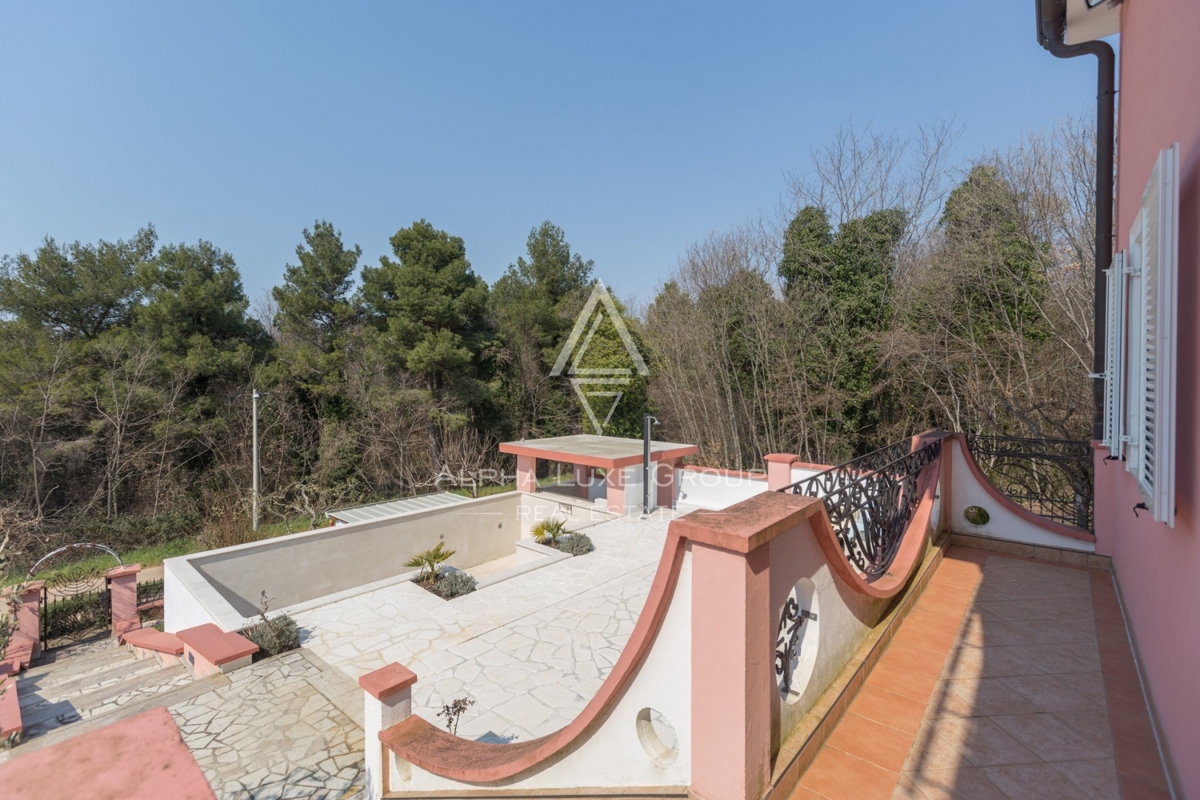 ALPHA LUXE GROUP, Spaziosa villa in vendita vicino a Parenzo, vista panoramica sul mare.