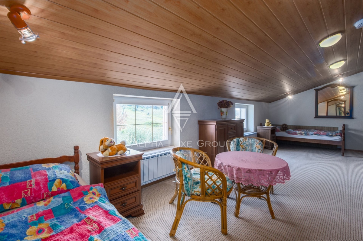 ALPHA LUXE GROUP, Spaziosa villa in vendita vicino a Parenzo, vista panoramica sul mare.