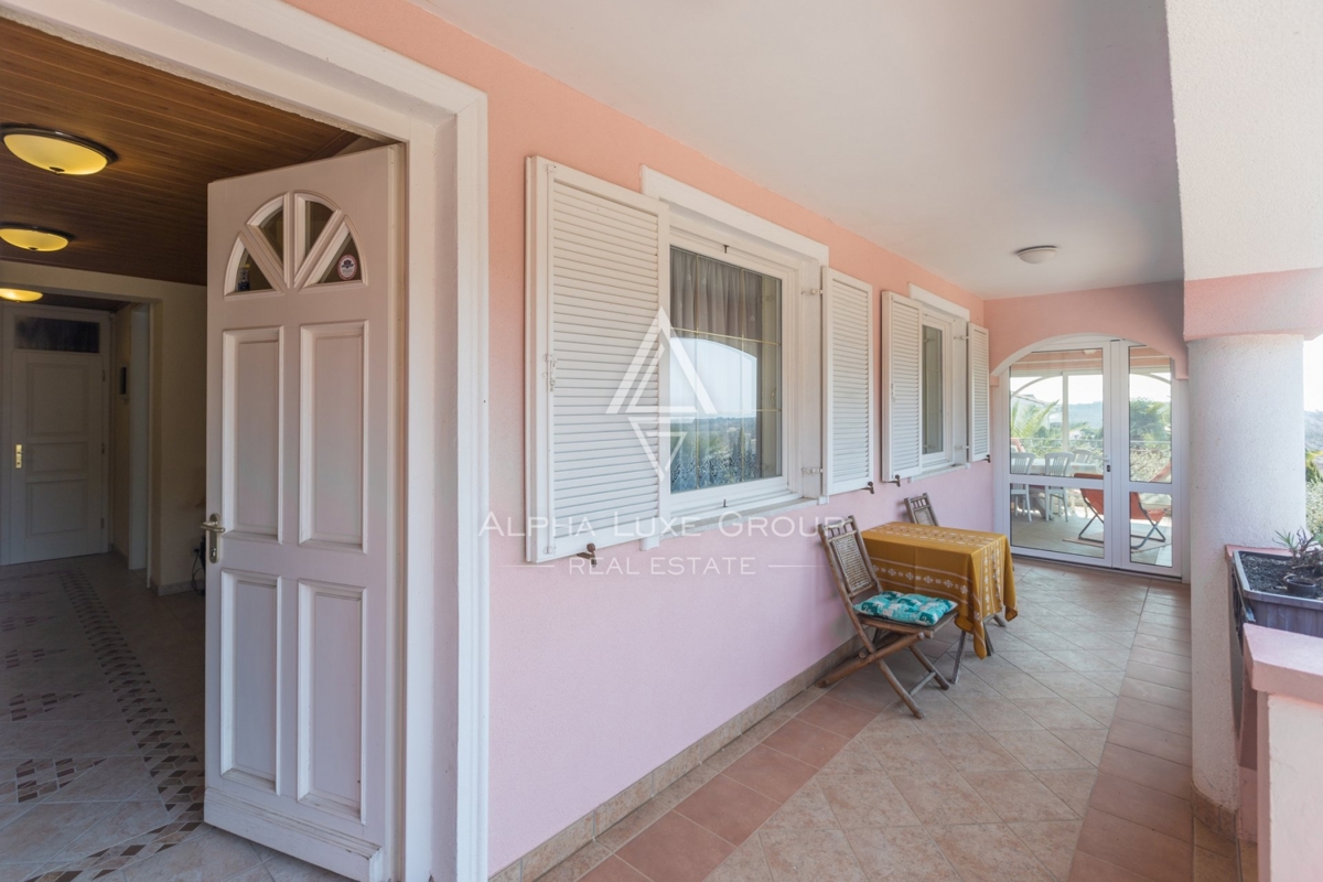 ALPHA LUXE GROUP, Spaziosa villa in vendita vicino a Parenzo, vista panoramica sul mare.